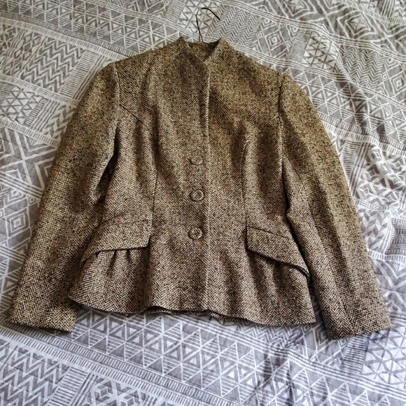 Petrovich and Robinson suit - Picture 2 of 7